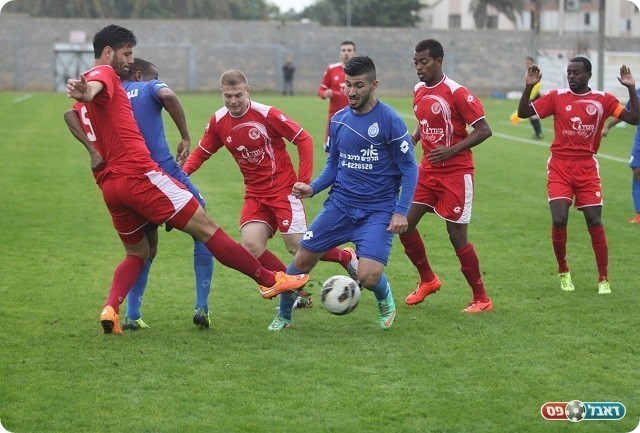 שרון דוידוב מול הגנת חדרה.(שלומי גבאי)
